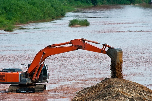 Solutions d'équipement de dragage et de pompage de sable pour le traitement des sédiments des voies navigables