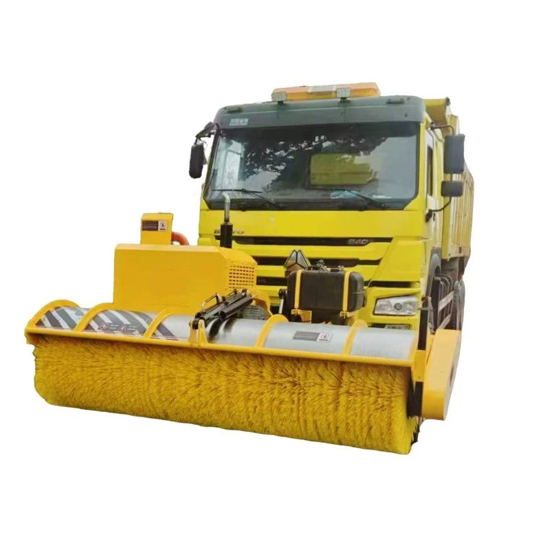Grande brosse à neige rotative montée sur véhicule